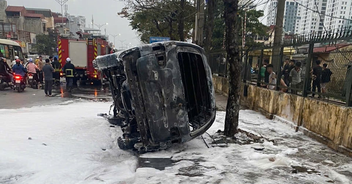 ハノイのジャイフォン通りを走行中の7人乗り車が突然炎上