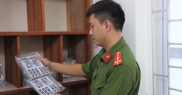 Commune police in Hanoi begin registering and issuing license plates for cars