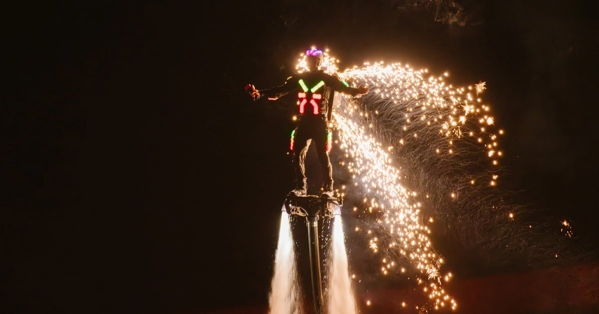 Venez à Cat Ba en été pour voir le meilleur spectacle de feux d'artifice de jet ski au monde