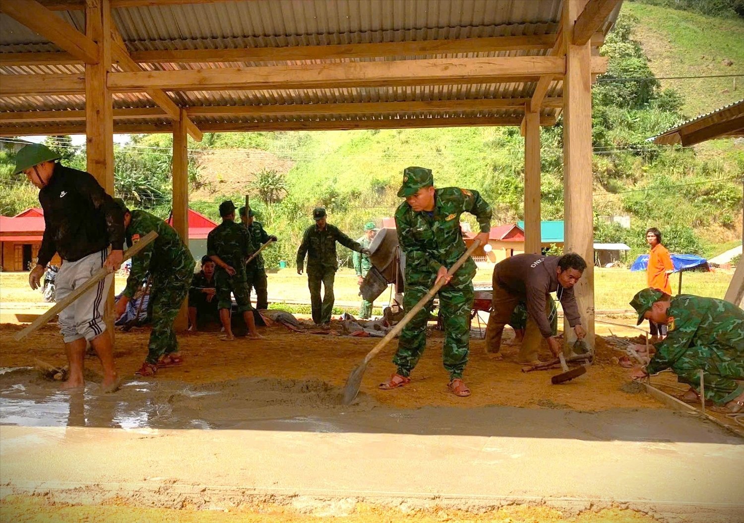 Cán bộ chiến sĩ Biên phòng tham gia ngày công hỗ trợ giúp người dân biên giới tỉnh Bình Phước xây dựng nhà cửa, ổn định cuộc sống. Ảnh: A Lăng Ngước