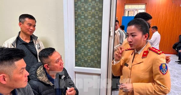 ¿Cómo evita la Policía de Tráfico de Hanoi la sobrecarga en la emisión y renovación de licencias de conducir?