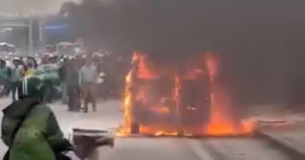 Incendie de voiture à l'heure de pointe, gros embouteillage