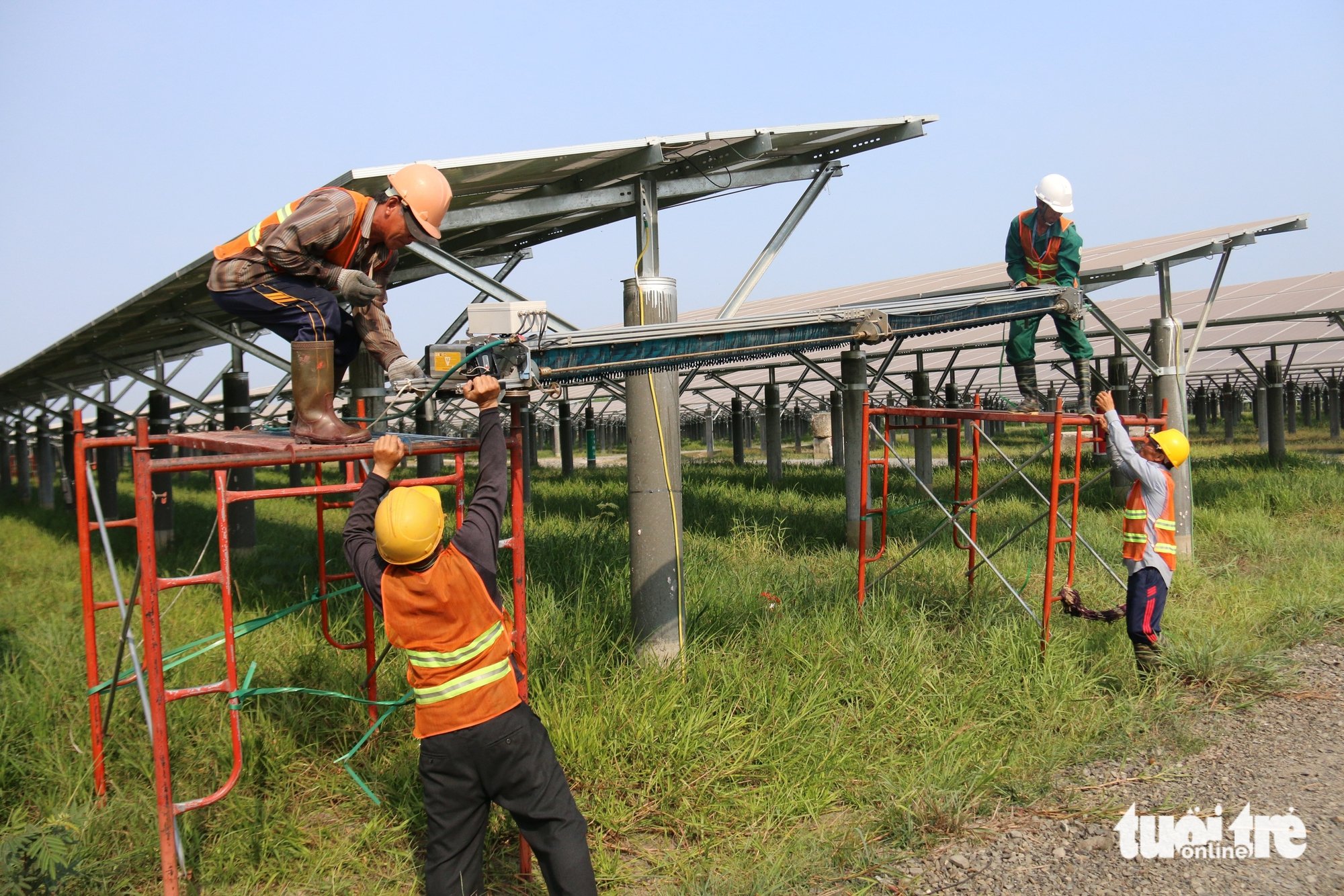 Lắp lưu trữ, dự án điện tái tạo sẽ được ưu tiên mua điện vào giờ cao điểm - Ảnh 1.