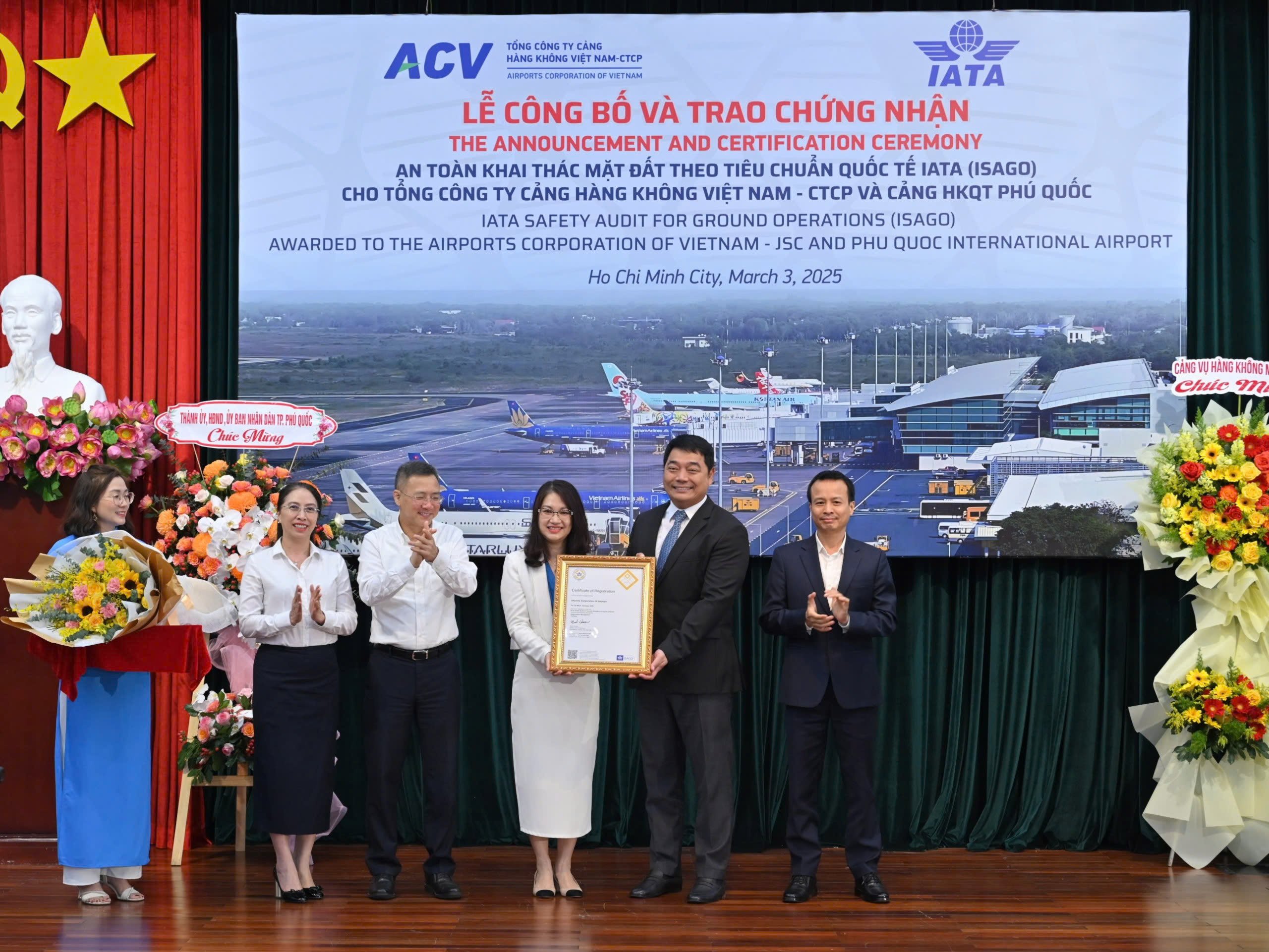 Đại diện lãnh đạo IATA trao chứng nhận ISAGO cho Đại diện lãnh đạo ACV