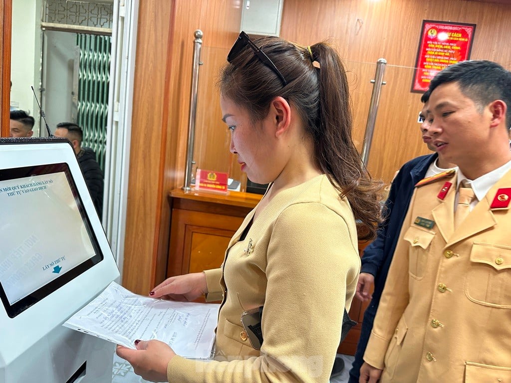 하노이 교통경찰은 운전면허증 발급 및 갱신 시 과부하를 어떻게 방지합니까? 사진 6