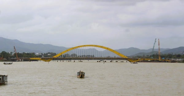 Le pont en arc en acier d'un projet de 2 200 milliards de dollars à Hué « avance à grands pas » vers son achèvement