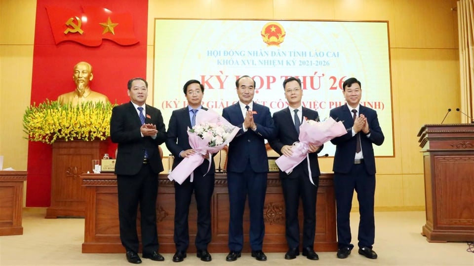 Leaders of the Provincial People's Council presented flowers to congratulate the new Vice Chairman of the Provincial People's Committee and member of the Provincial People's Committee.