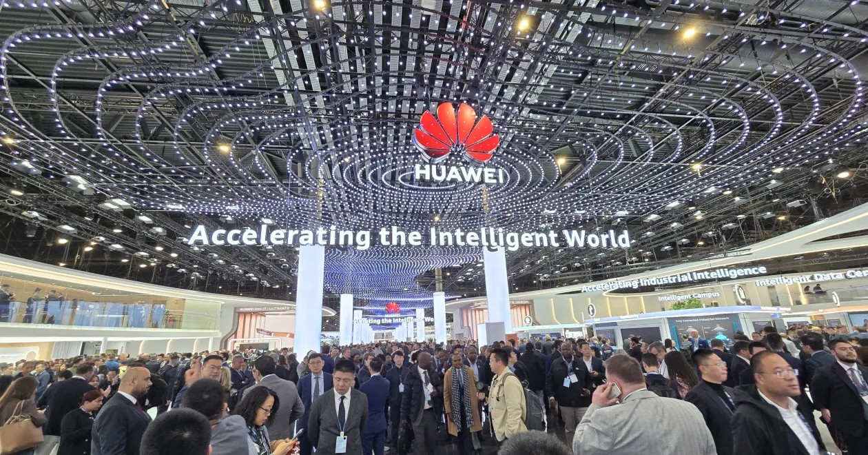 Huawei cautiously returns to global smartphone market