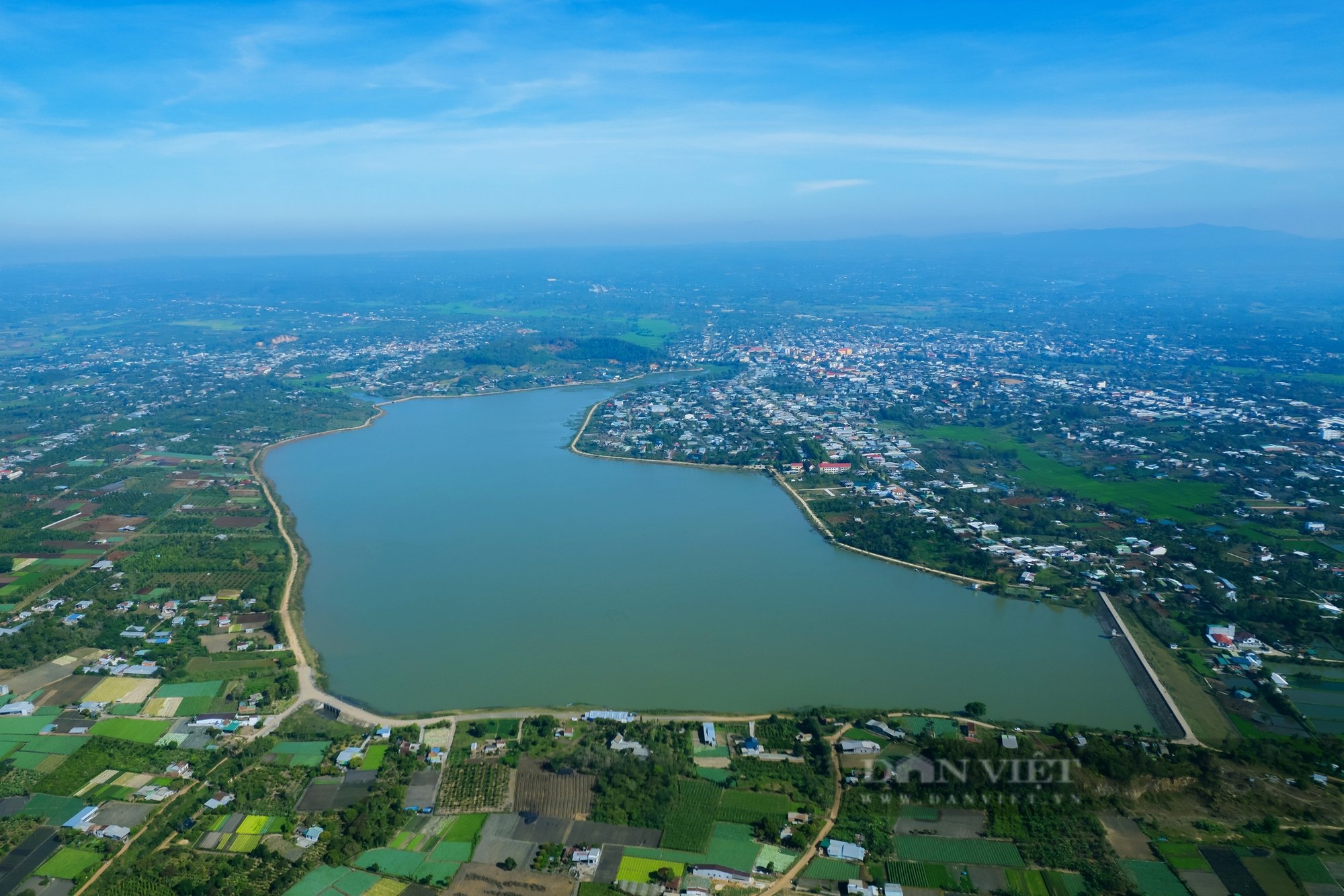 Hồ nước hơn 200ha ở Đắk Lắk: Trên bờ, bà con trồng rau; dưới hồ, cá quẫy - Ảnh 2.