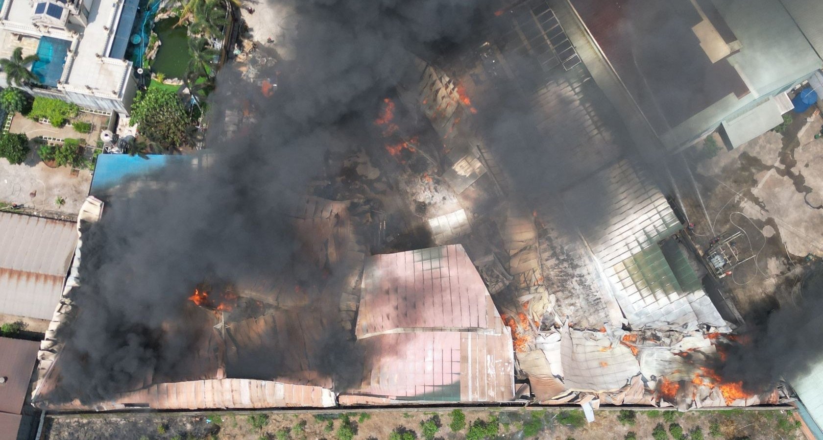 Feroz incendio en fábrica de madera, humo negro visible a kilómetros de distancia