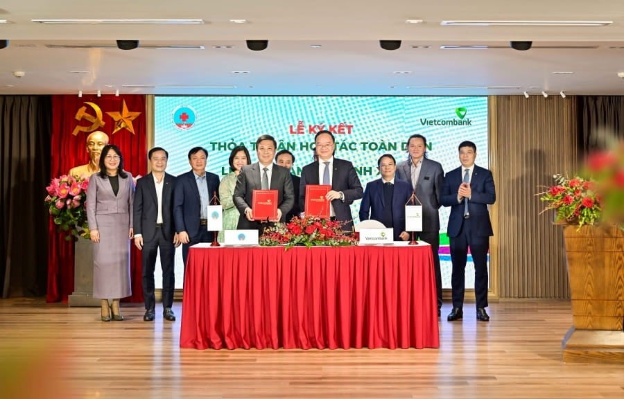 Vietcombank signed a comprehensive cooperation agreement and donated social security to Friendship Hospital