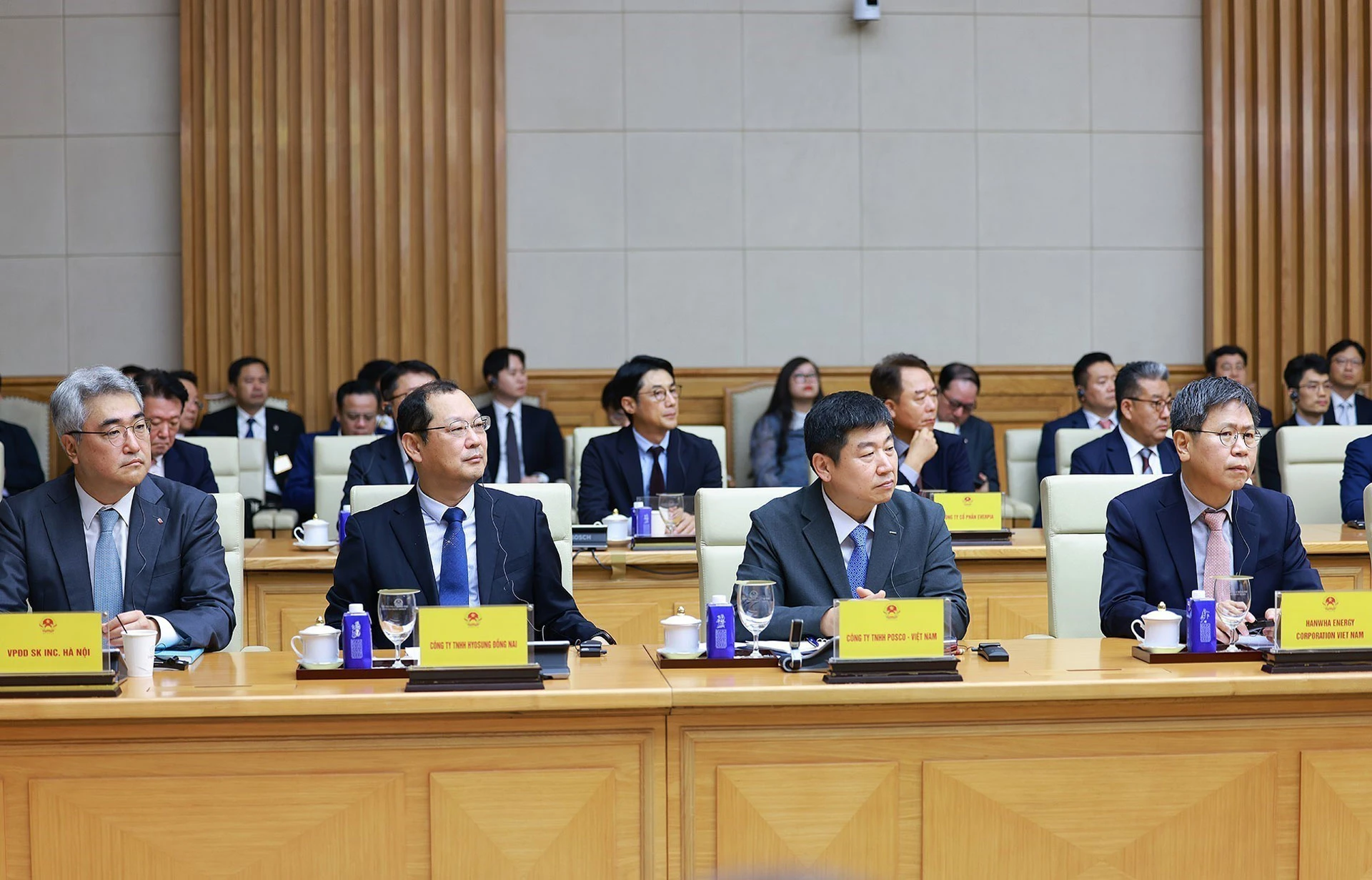 [사진] 팜민친 총리, 한국 기업인들과 대화 사진 6