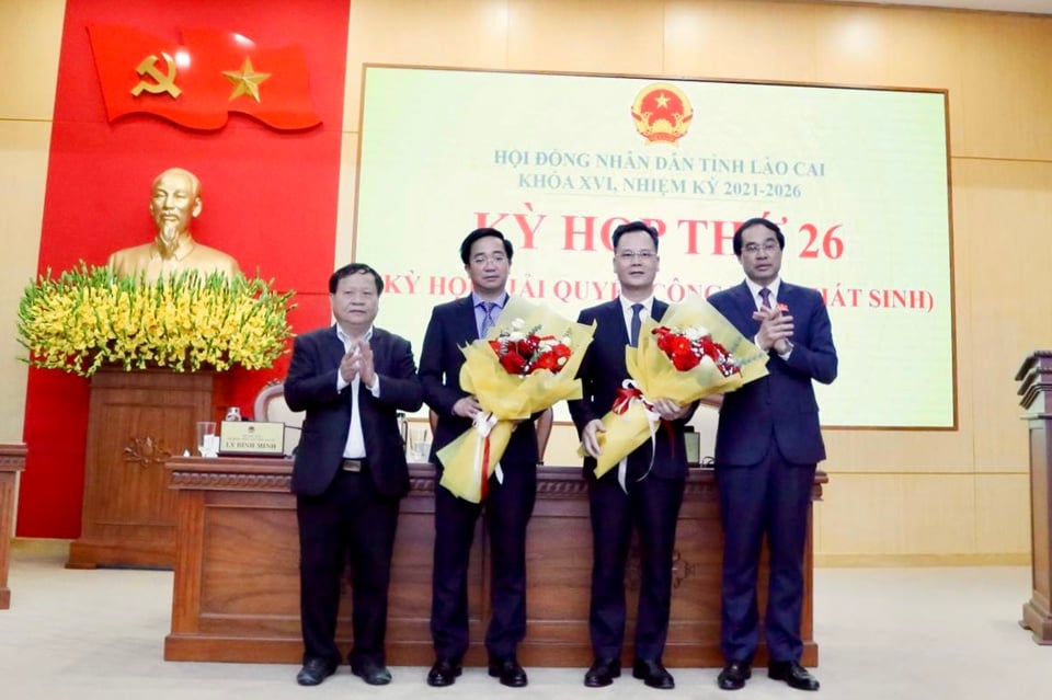 Leaders of the Provincial People's Committee presented flowers to congratulate the new Vice Chairman of the Provincial People's Committee (right) and members of the Provincial People's Committee.