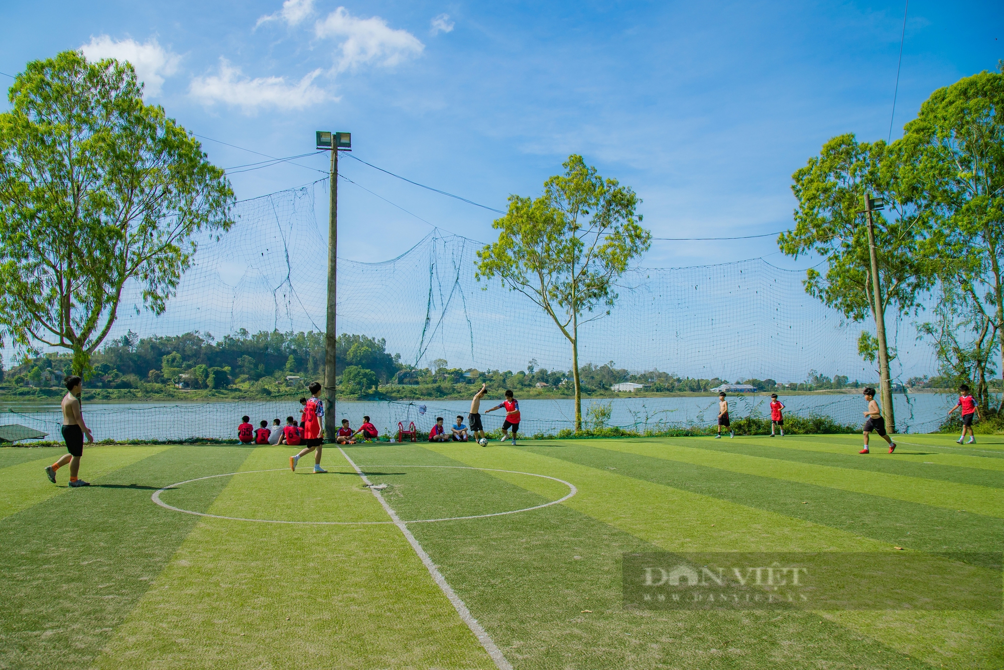 Hồ nước hơn 200ha ở Đắk Lắk: Trên bờ, bà con trồng rau; dưới hồ, cá quẫy - Ảnh 9.