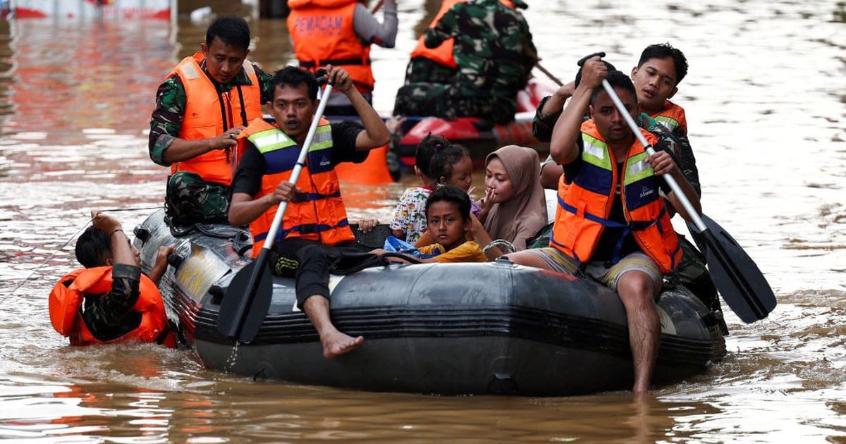 インドネシアの首都で大雨により最大3メートルの洪水が発生、数千人が避難