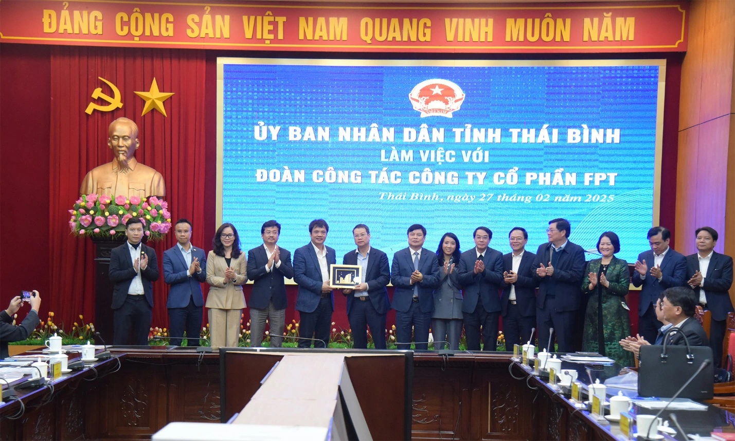 FPT proposes cooperation in digital transformation and education investment in Thai Binh province