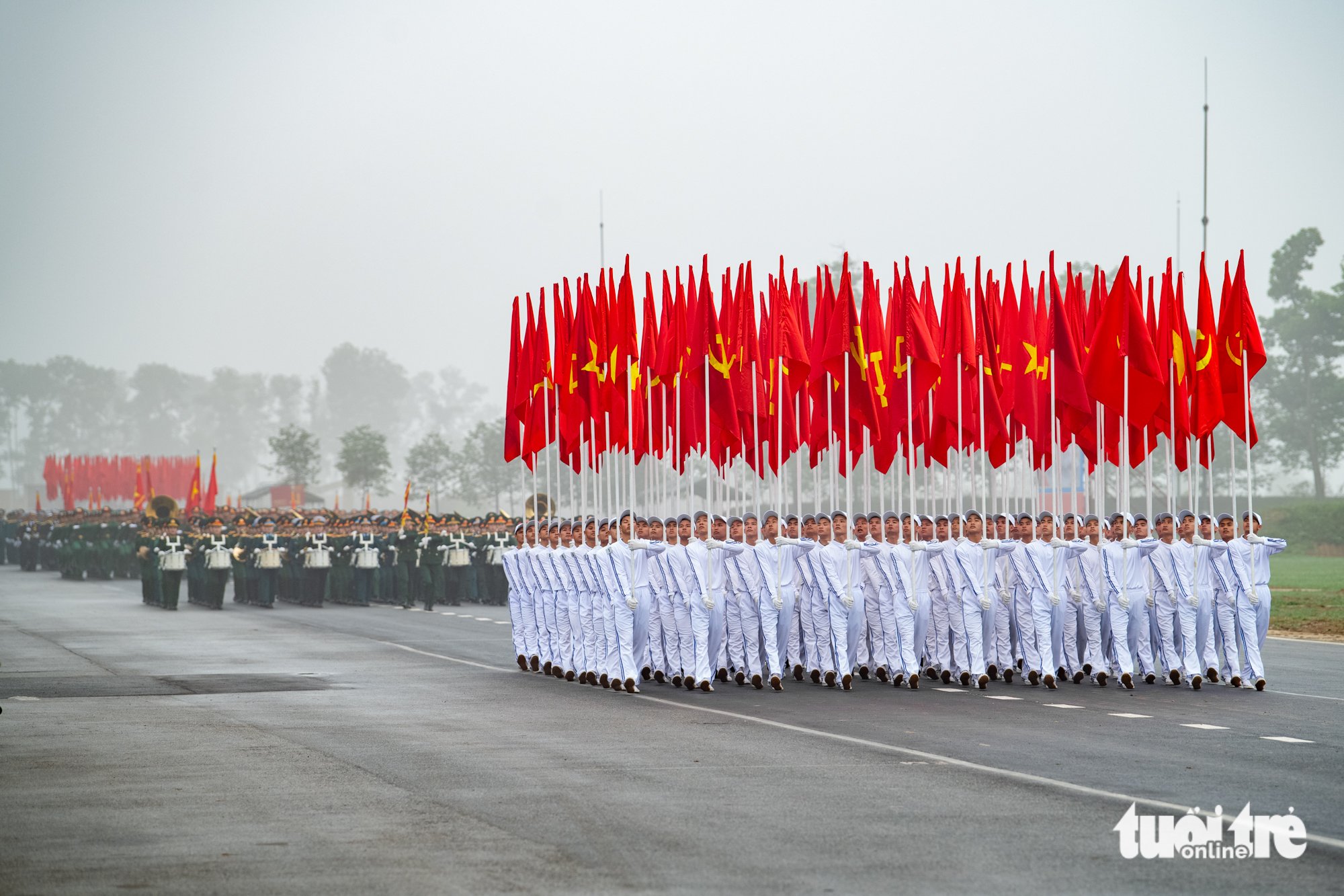 Diễu binh, diễu hành thể hiện sức mạnh của quân đội sau 50 thống nhất đất nước - Ảnh 4.