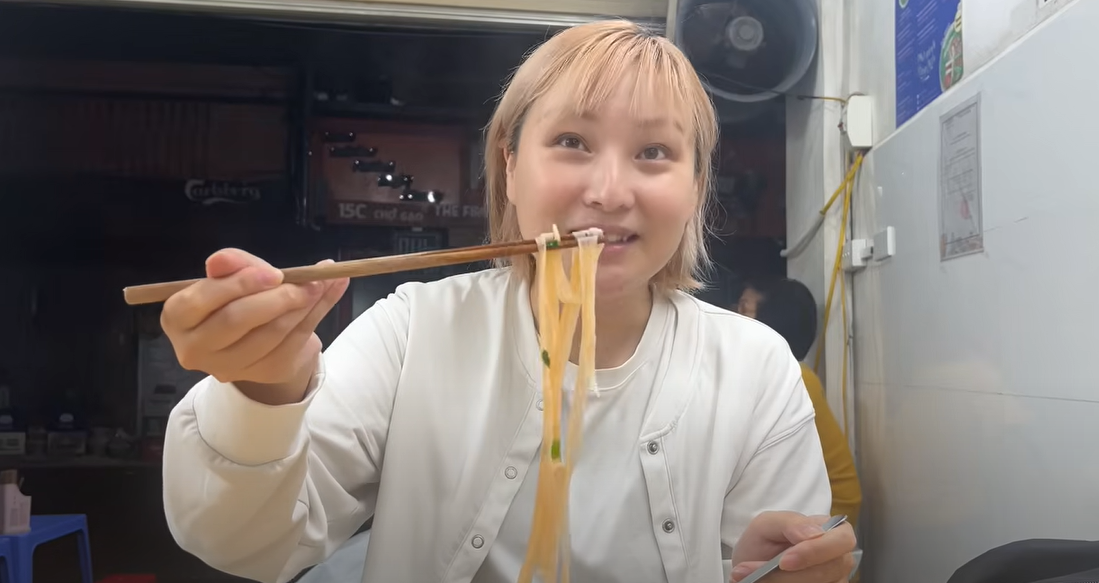 Japanese tourists try famous pho in Hanoi at 4am, admit 'worth waking up early to eat'