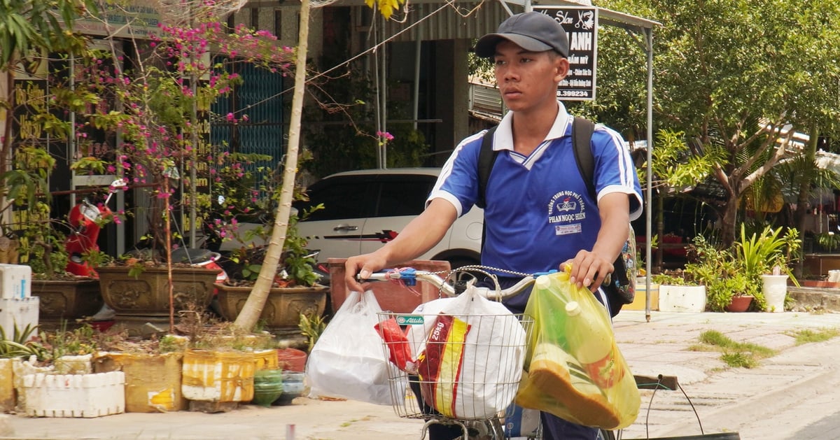 Touching image of a student from Dat Mui collecting scrap metal on his way to school