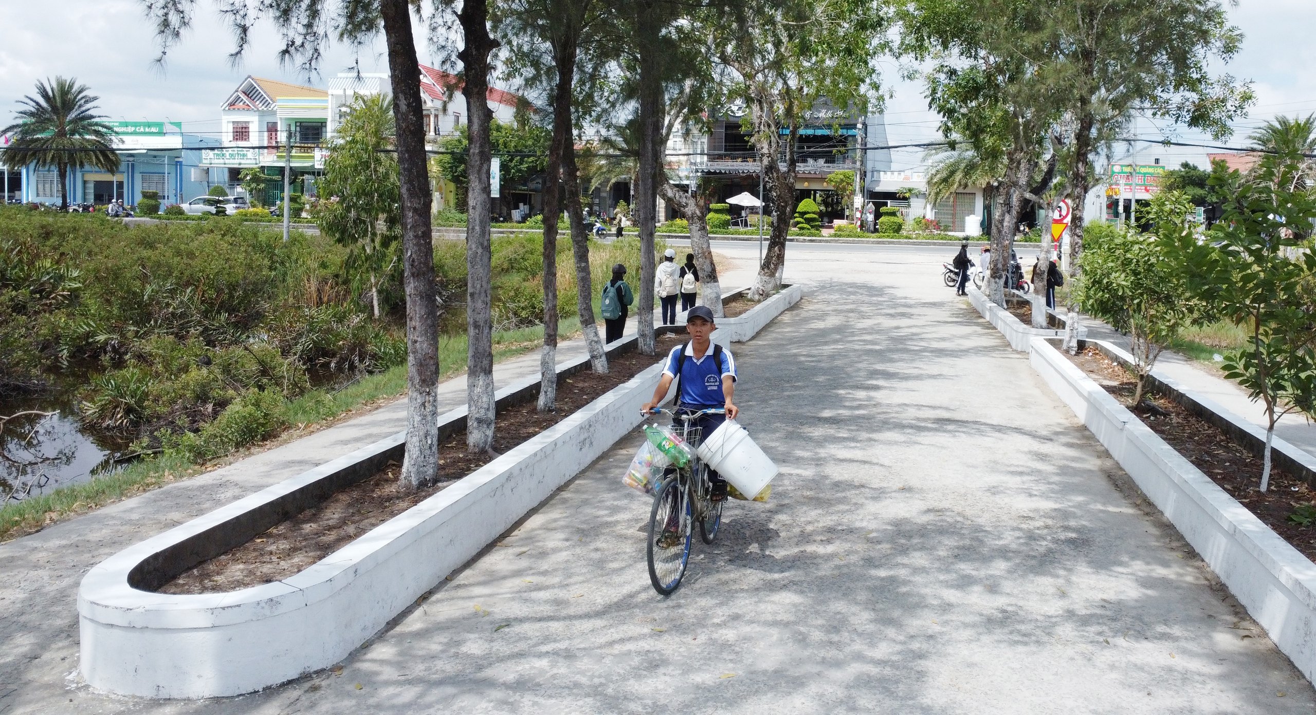 Xúc động hình ảnh cậu học trò Đất Mũi xách cặn, lượm ve chai trên đường đến trường  - Ảnh 3.