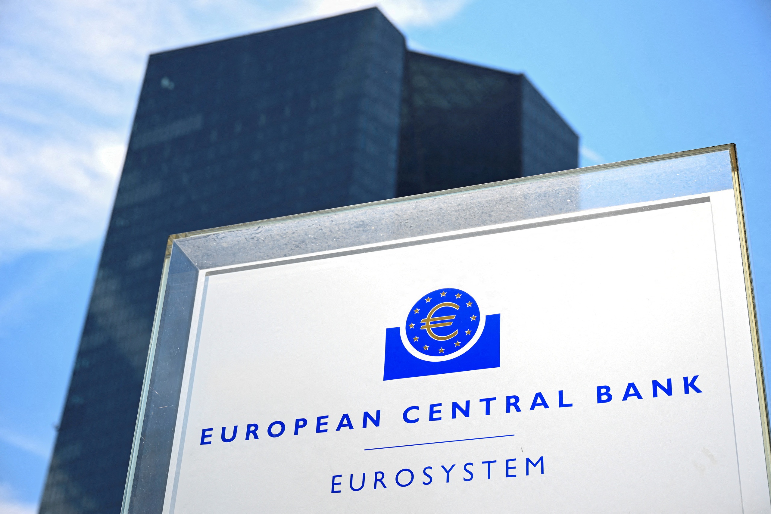 ECB lãi suất trước ngã ba đường giảm hay tăng trong bối cảnh kinh tế bất ổn - Ảnh 1.