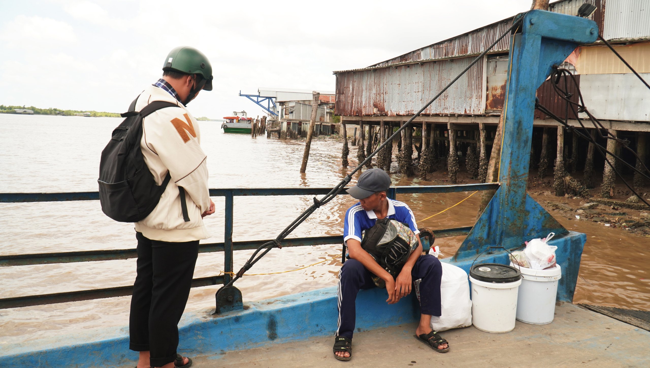 Xúc động hình ảnh cậu học trò Đất Mũi xách cặn, lượm ve chai trên đường đến trường  - Ảnh 10.