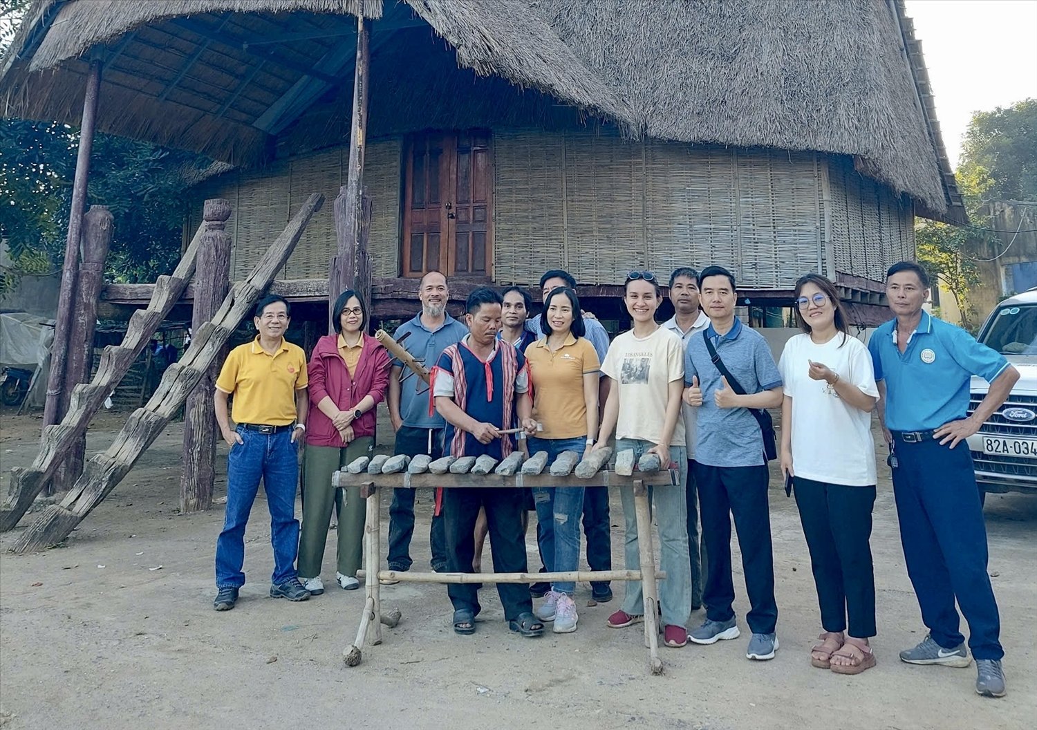 Du khách thăm quan làng Chốt, thị trấn Sa Thầy, huyện Sa Thầy