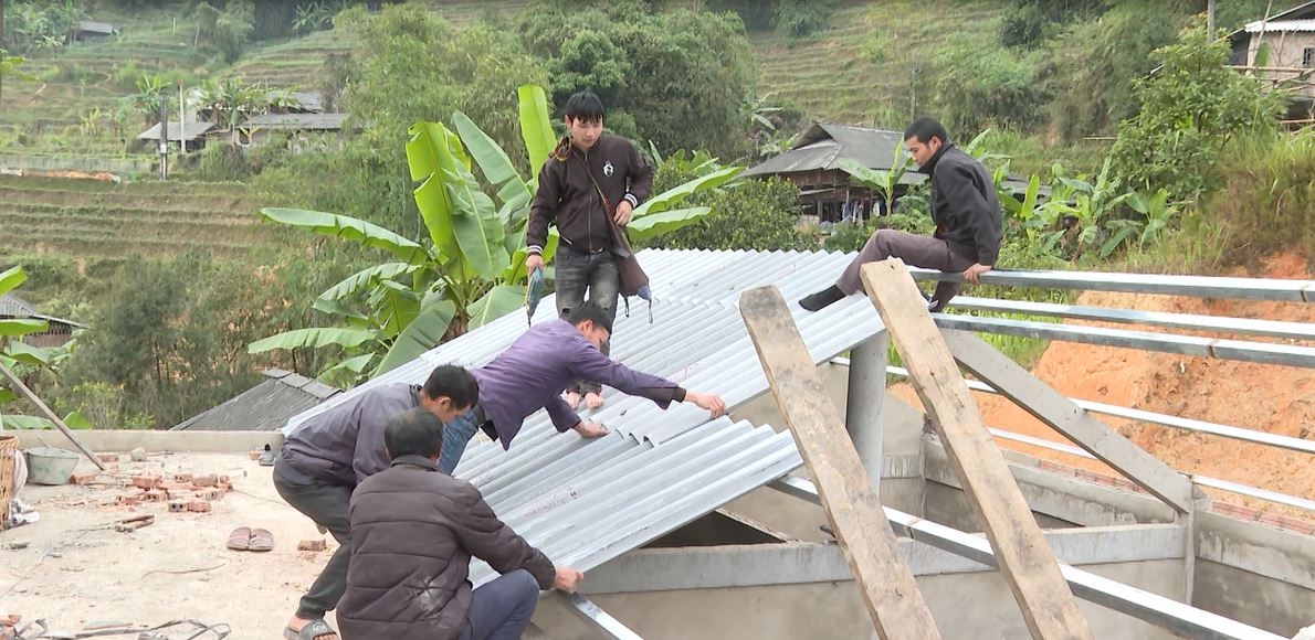 Ngôi nhà của anh Vàng Seo Tiến được hoàn thiện với sự giúp đỡ của đông đảo người dân địa phương