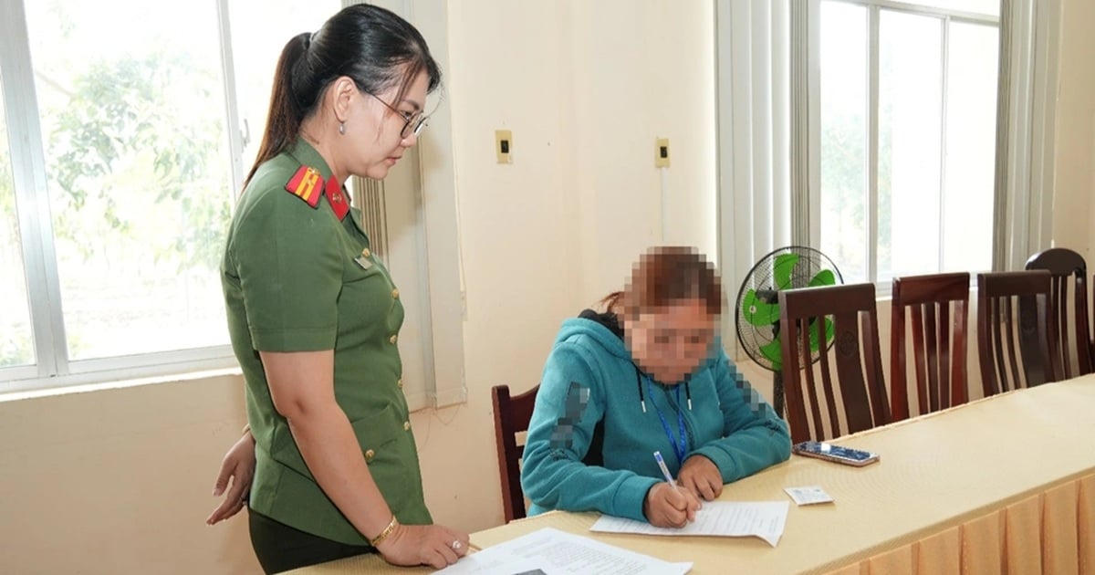 Eine Frau aus Hau Giang erfand eine Geschichte über ein „Entführungsauto“ und wurde eingeladen, bei der Polizei zu arbeiten.