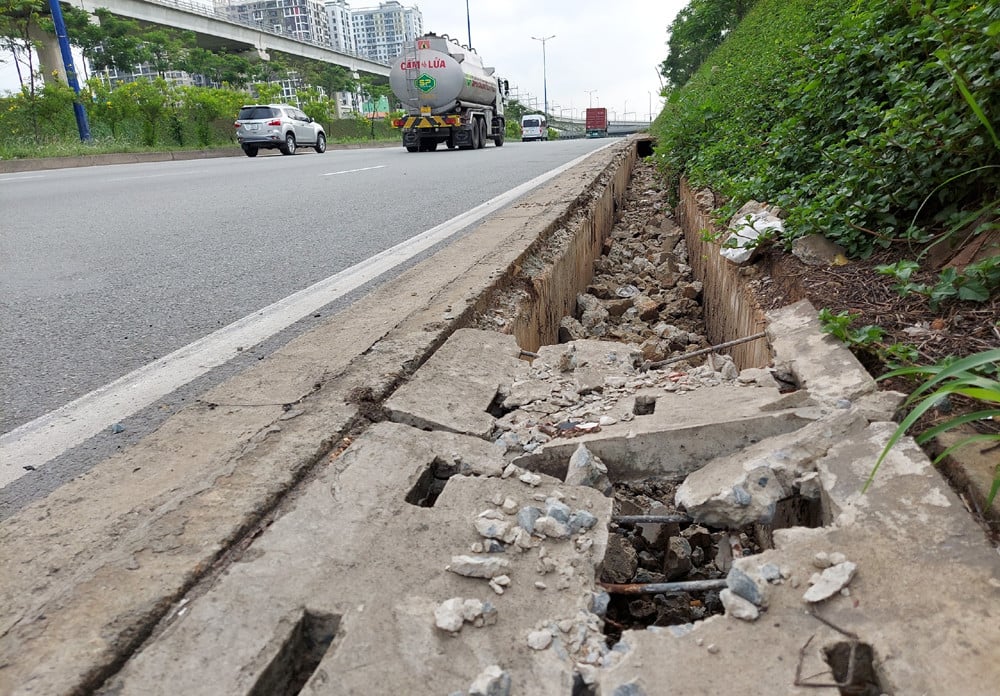 Escena de cientos de paneles de drenaje rotos a lo largo de la autopista de Hanoi