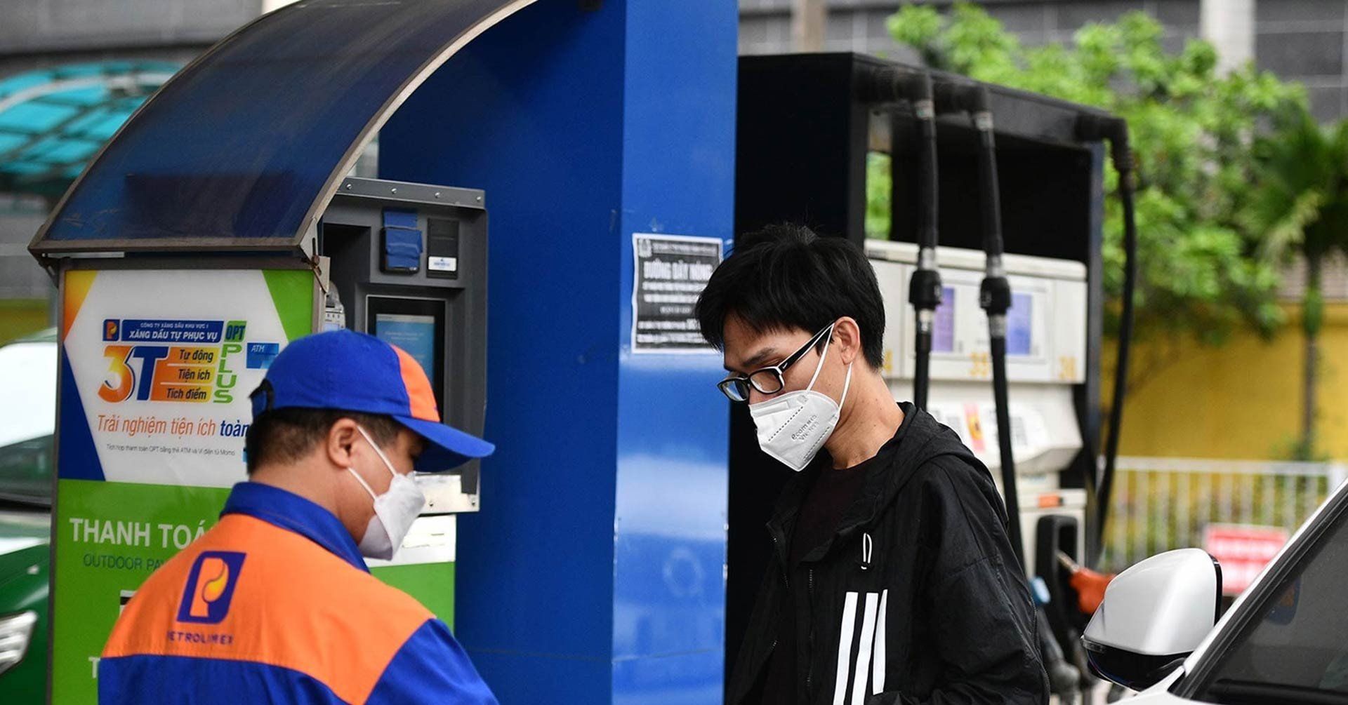 Les prix de l'essence domestique pourraient baisser demain de près de 1 000 VND/litre