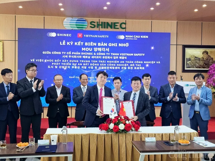 Nam Cau Kien Industrial Park signed a technology cooperation agreement