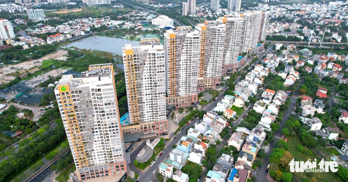 Two real estate giants in Ho Chi Minh City are both delaying bond payments, one side is 900 billion behind.