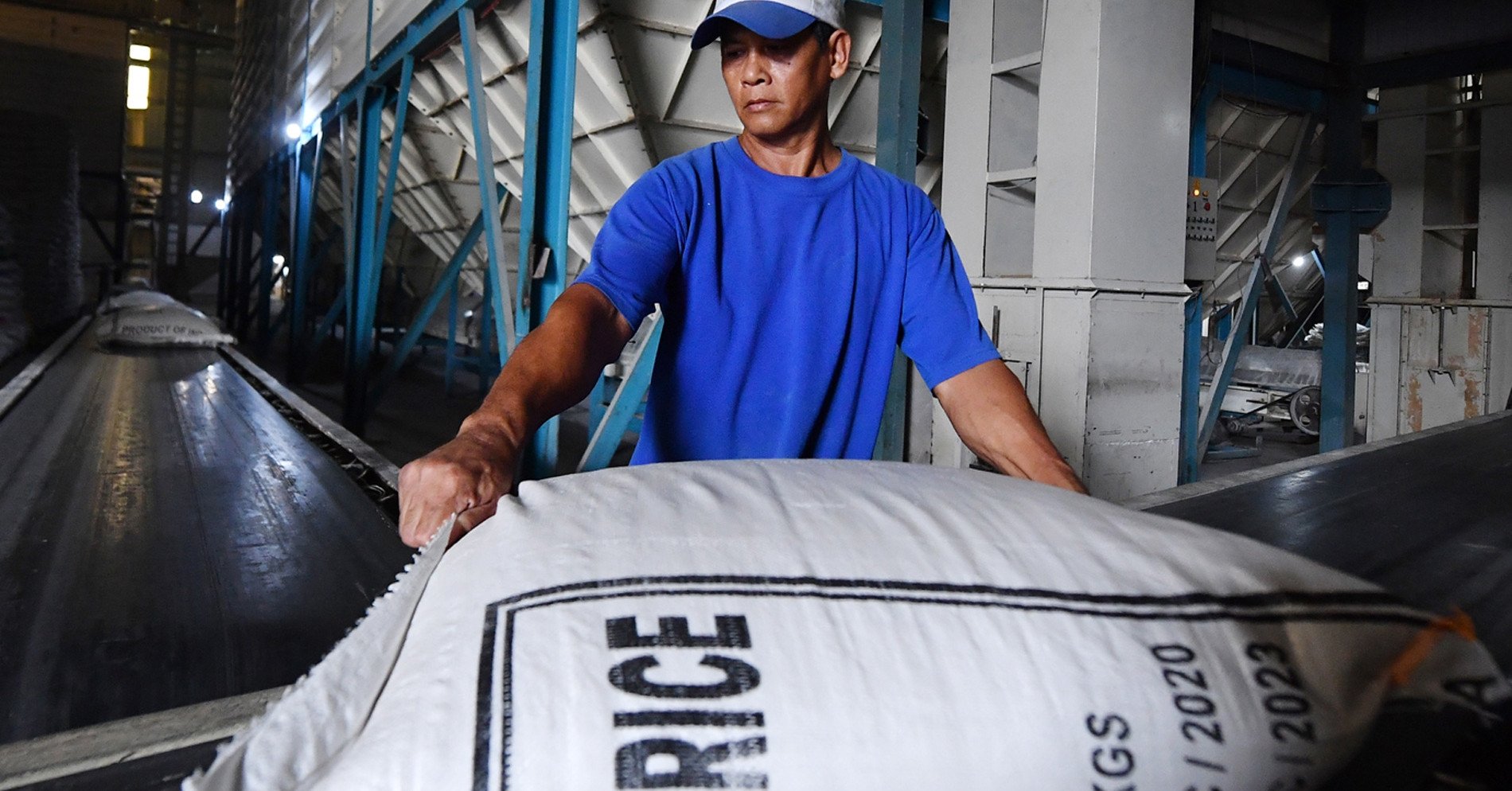 Les prix à l'exportation du riz chutent sans qu'aucun plancher ne soit en vue. Il est donc envisagé d'activer les prix planchers et d'acheter pour le stockage.