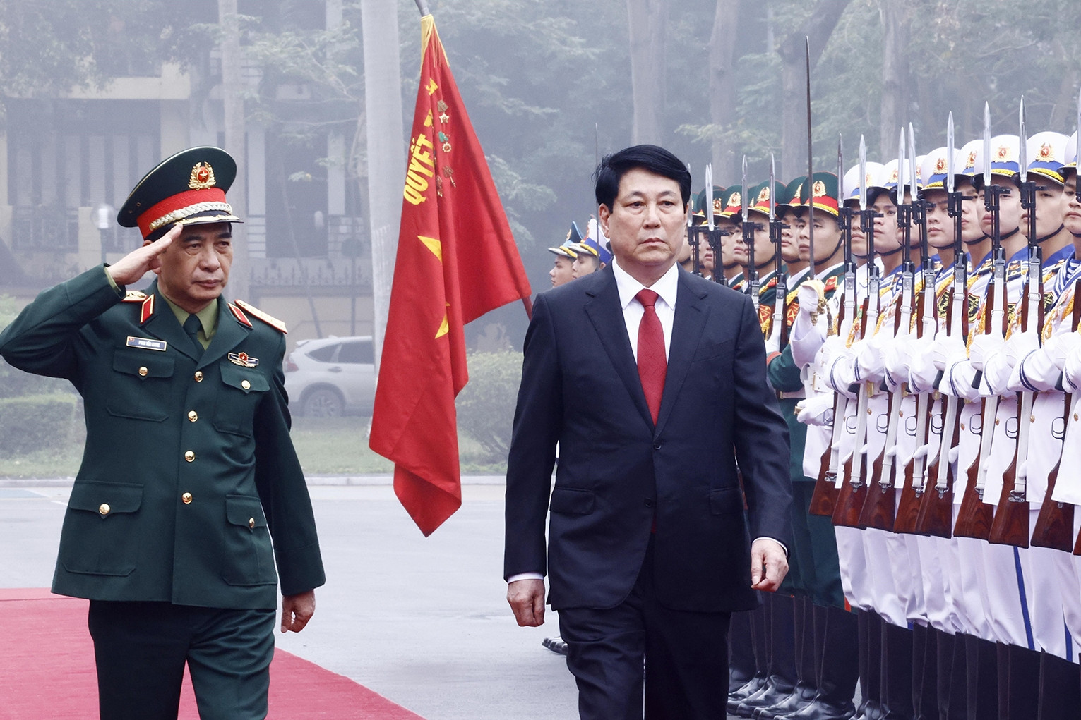 President Luong Cuong works with the Ministry of National Defense on the organization of the Army.