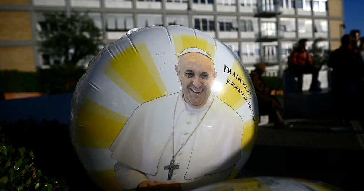 Papst Franziskus erleidet zwei Anfälle von „akutem Atemversagen“