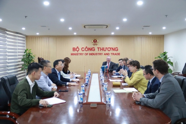 부장관 Nguyen Hoang Long, 독일 대사와 풍력 발전 개발 협력