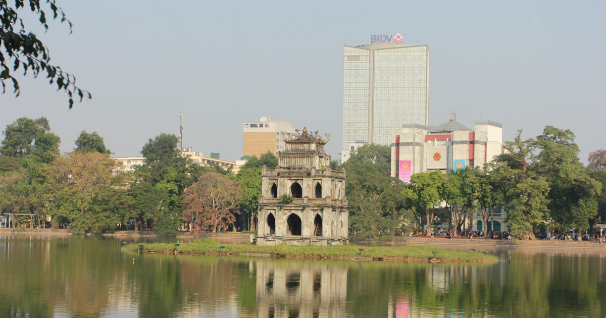 Implementar la planificación y renovar el espacio del área al este del lago Hoan Kiem