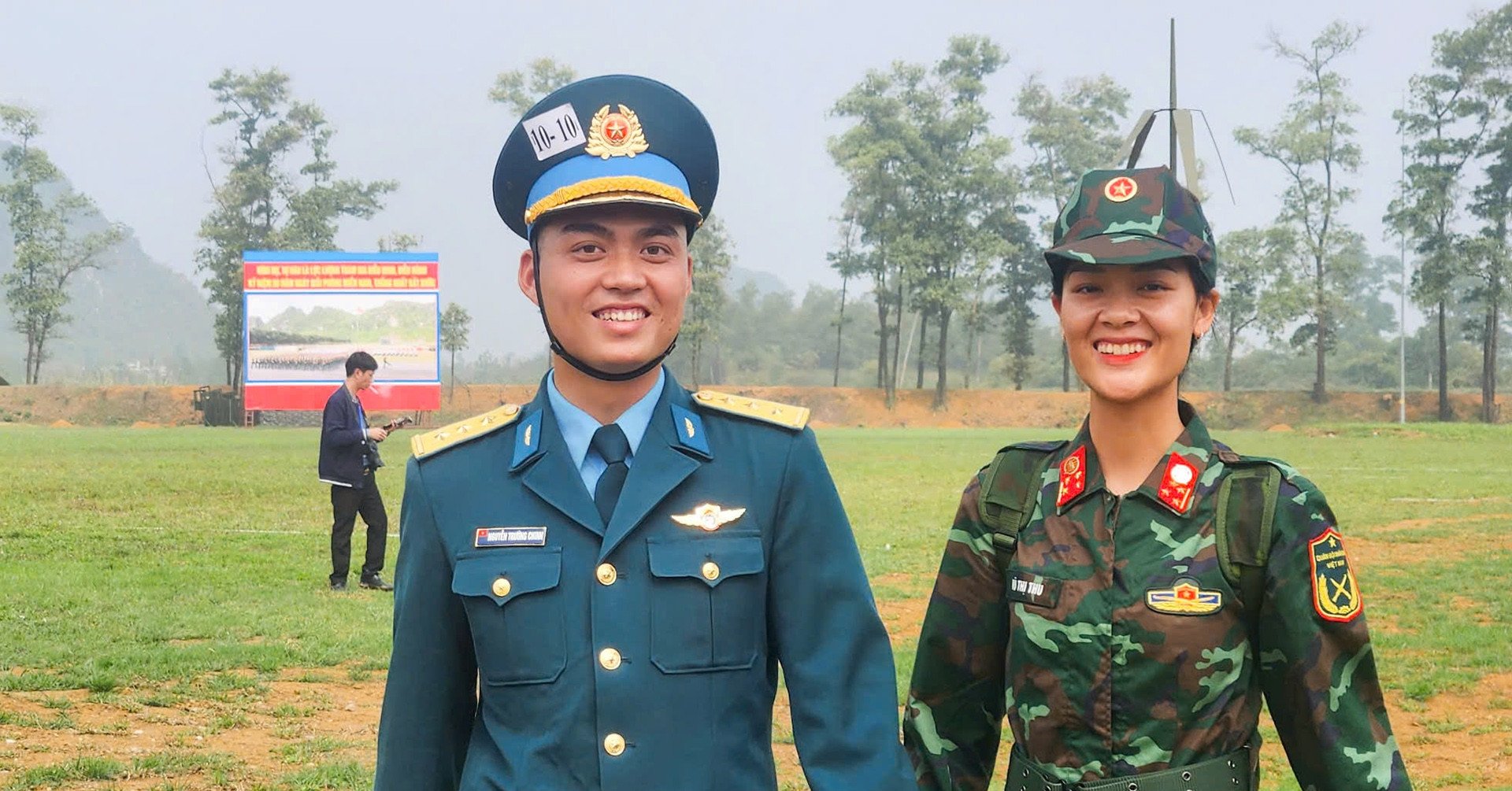 Pareja de militares desfila para celebrar 50 años de reunificación nacional