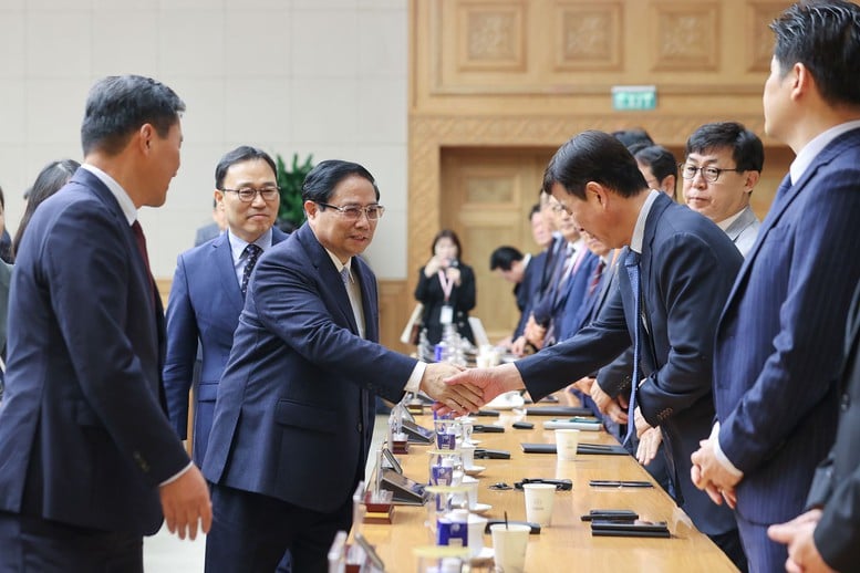 많은 한국 기업들은 베트남을 이 지역의 연구 및 생산의 '거점'으로 여깁니다.