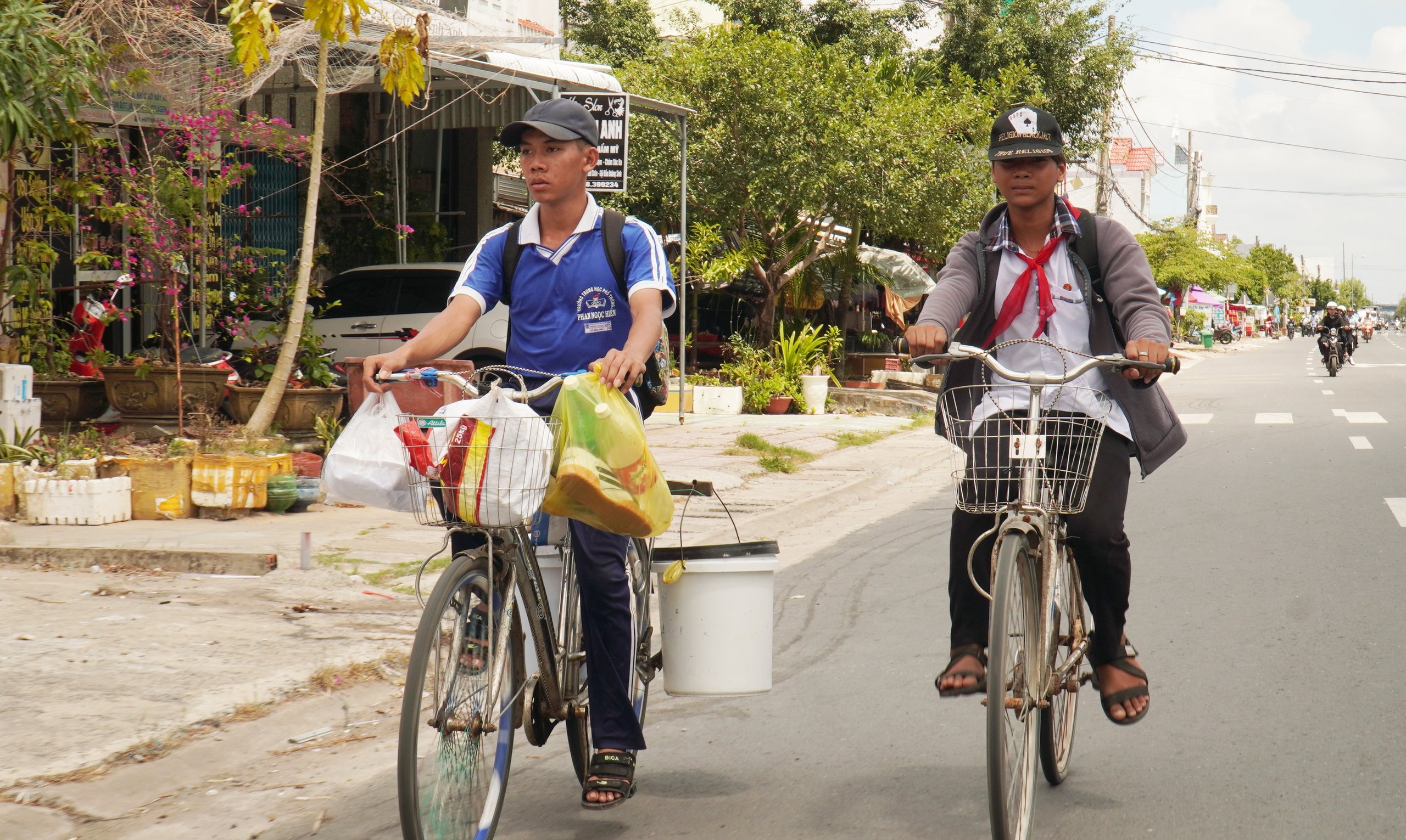 Xúc động hình ảnh cậu học trò Đất Mũi xách cặn, lượm ve chai trên đường đến trường  - Ảnh 1.