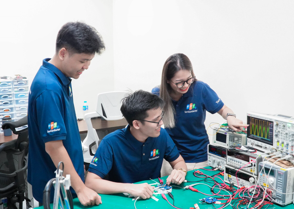 Vietnam and the semiconductor race: For businesses to boldly enter the playing field