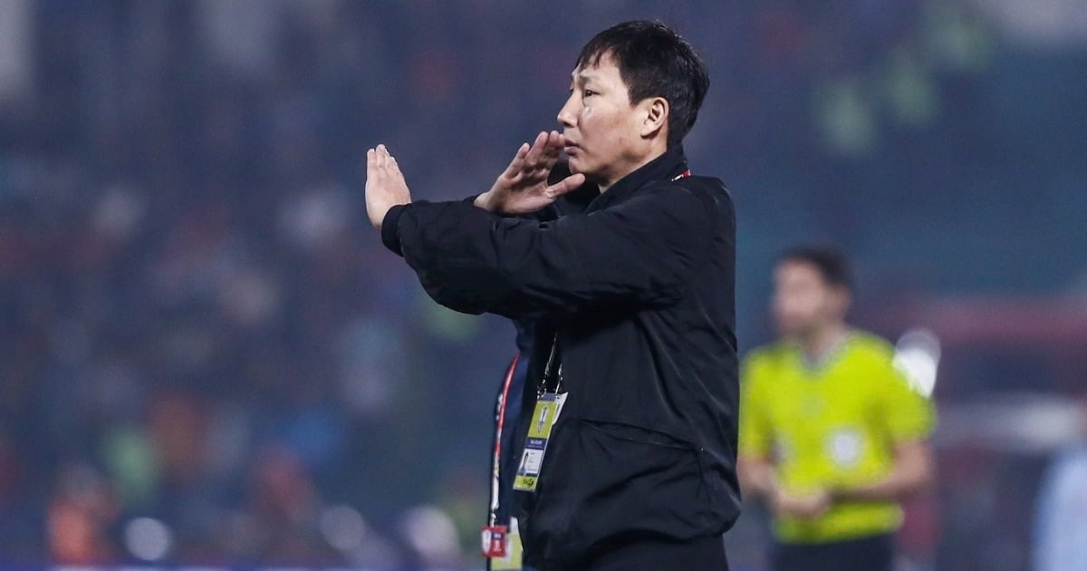 Korean newspaper points out big difference between coach Kim Sang Sik and Troussier