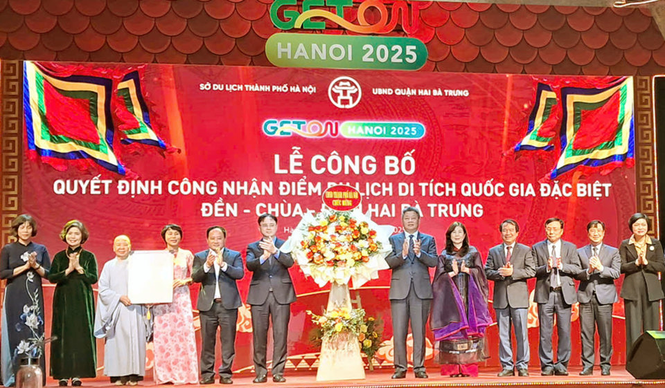 Le vice-président du Comité populaire de Hanoi, Nguyen Manh Quyen, a présenté la décision de reconnaître le site touristique du temple, de la pagode et de la maison communale de Hai Ba Trung comme site de reliques nationales spéciales. Photo : Hoai Nam