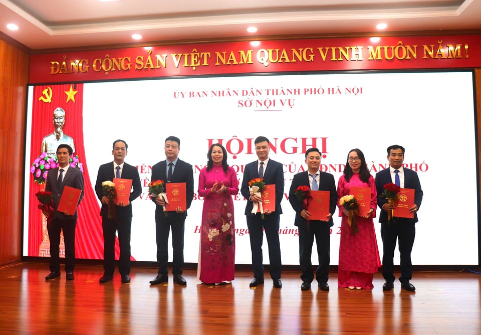 Stellvertretende Direktorin des Innenministeriums von Hanoi, Nguyen Thi Lieu, gratuliert den stellvertretenden Abteilungsleitern des Ministeriums