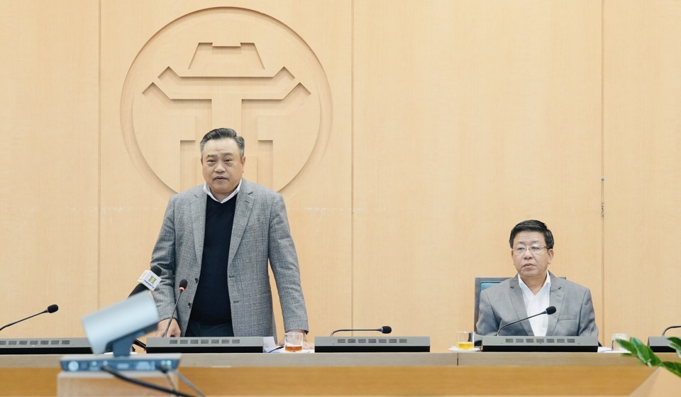 Le président du Comité populaire de Hanoi, Tran Sy Thanh, a prononcé un discours de clôture lors de la réunion pour entendre les rapports sur le plan de mise en œuvre des projets d'investissement : Construction du pont Tu Lien et des routes d'accès aux deux extrémités du pont (de l'intersection avec la rue Nghi Tam à l'intersection avec la rue Truong Sa) ; construction du pont Tran Hung Dao ; Construction du pont Ngoc Hoi et des routes d'accès aux deux extrémités du pont, le 27 février 2025. Photo : Hong Thai