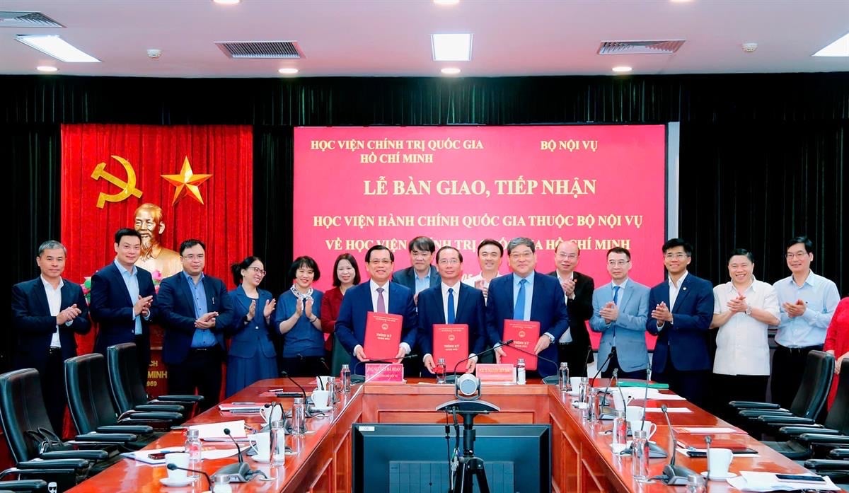 Handover and reception of the National Academy of Public Administration under the Ministry of Home Affairs to the Ho Chi Minh National Academy of Politics