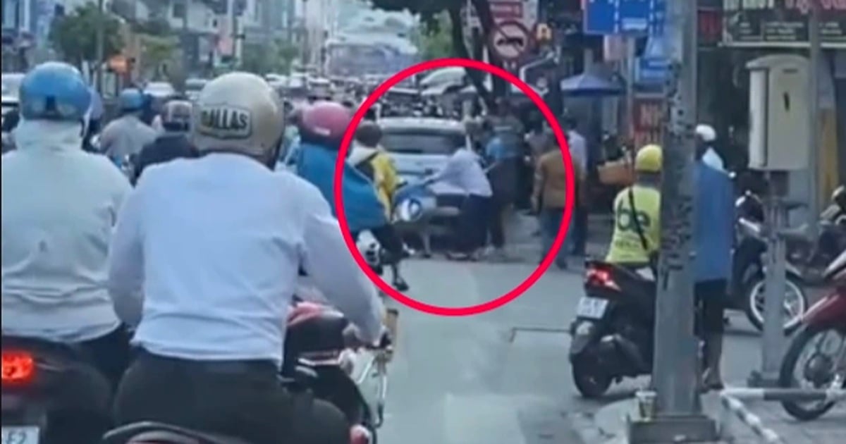 Verifizierungsclip eines Motorradfahrers, der in Ho-Chi-Minh-Stadt von zwei Personen in einem Auto angegriffen wird