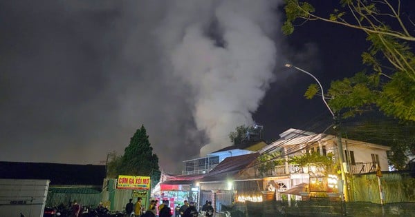 Wool warehouse on fire in Da Lat, smoke column dozens of meters high