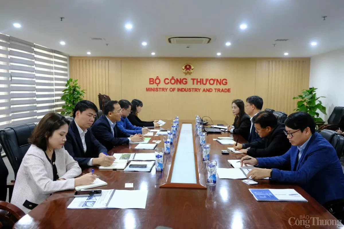 Deputy Minister Nguyen Hoang Long works with Samsung C&T Company